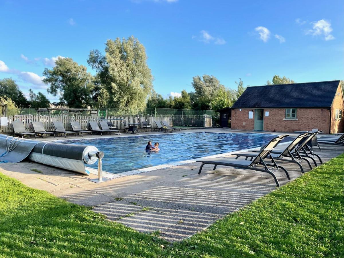 Cosy Cotswold Lodge By Your Home Here - Summer Sale For 3 Plus Nights - Ideal For Families With Log-Burner, Spa, Private Parking And Heated Swimming Pools Ashton Keynes Exterior foto
