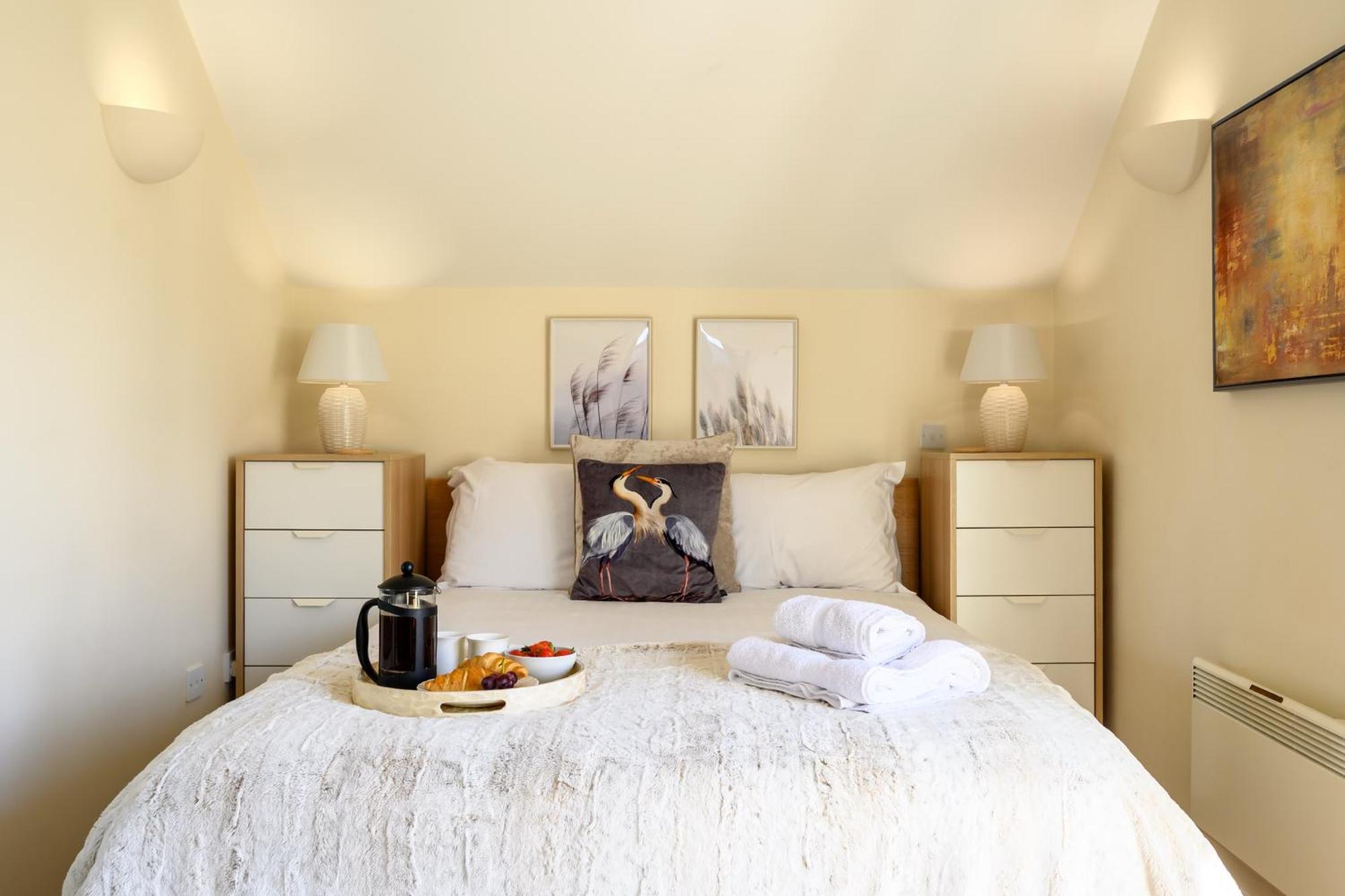 Cosy Cotswold Lodge By Your Home Here - Summer Sale For 3 Plus Nights - Ideal For Families With Log-Burner, Spa, Private Parking And Heated Swimming Pools Ashton Keynes Exterior foto