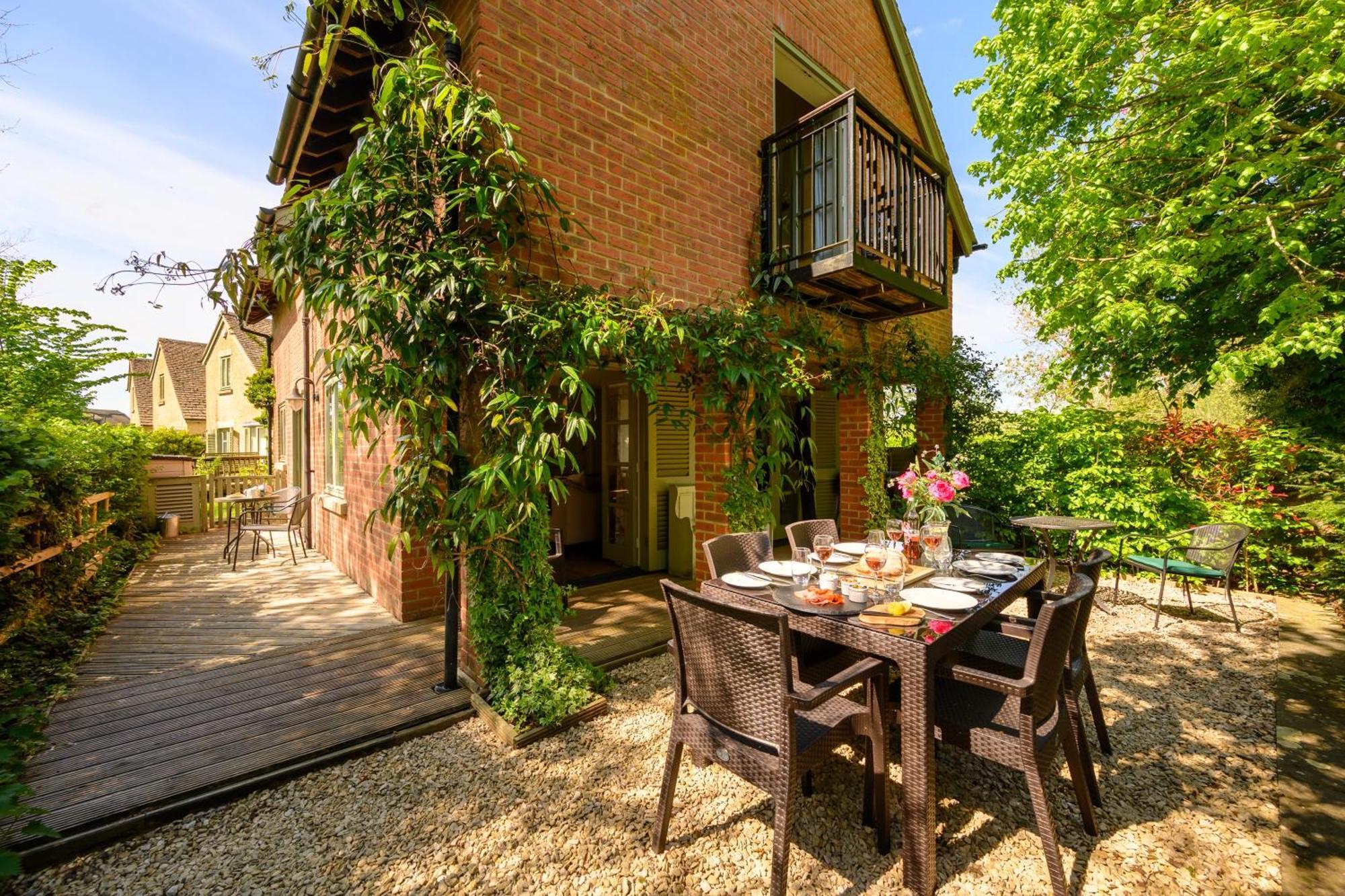 Cosy Cotswold Lodge By Your Home Here - Summer Sale For 3 Plus Nights - Ideal For Families With Log-Burner, Spa, Private Parking And Heated Swimming Pools Ashton Keynes Exterior foto