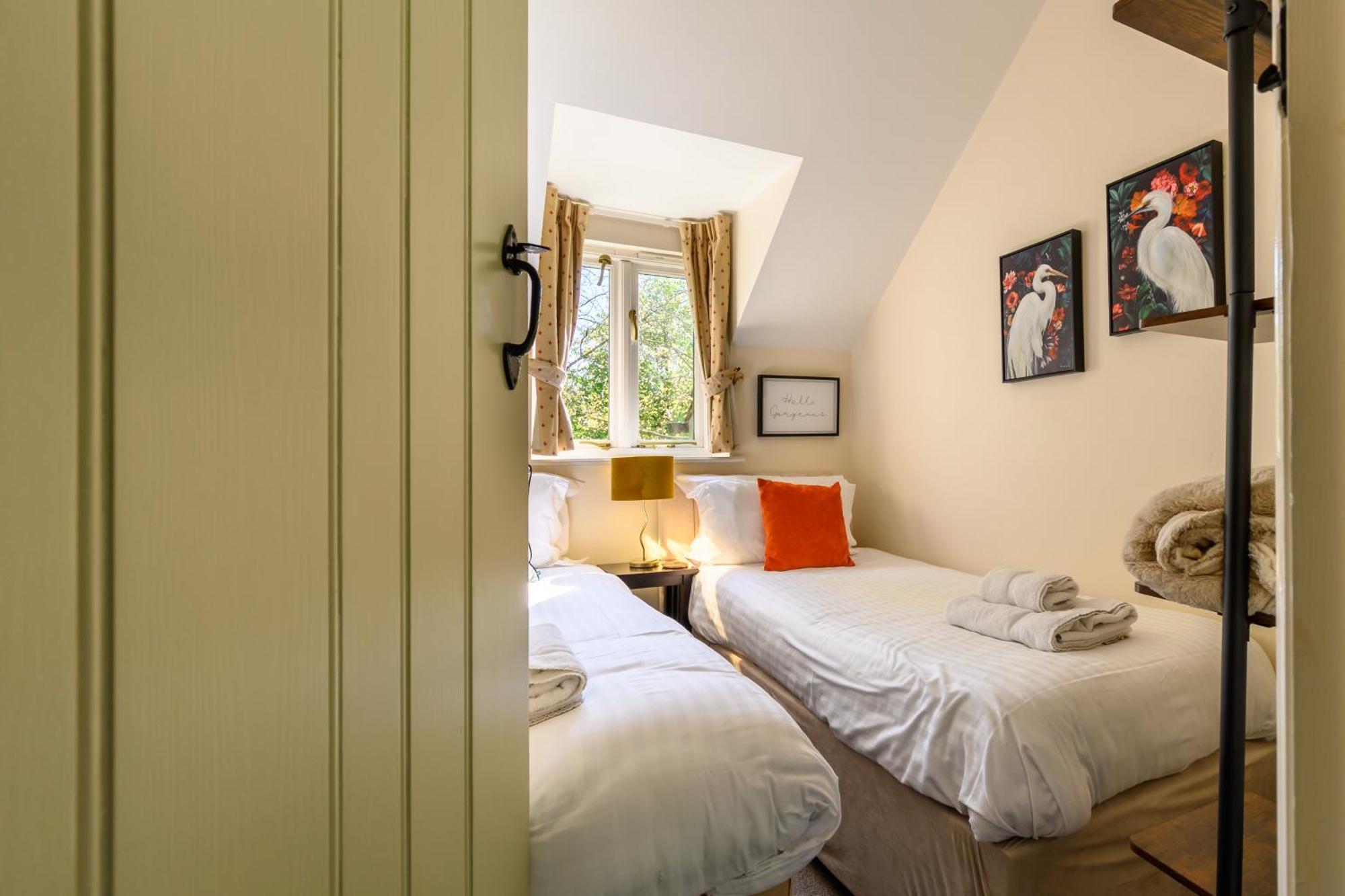 Cosy Cotswold Lodge By Your Home Here - Summer Sale For 3 Plus Nights - Ideal For Families With Log-Burner, Spa, Private Parking And Heated Swimming Pools Ashton Keynes Exterior foto